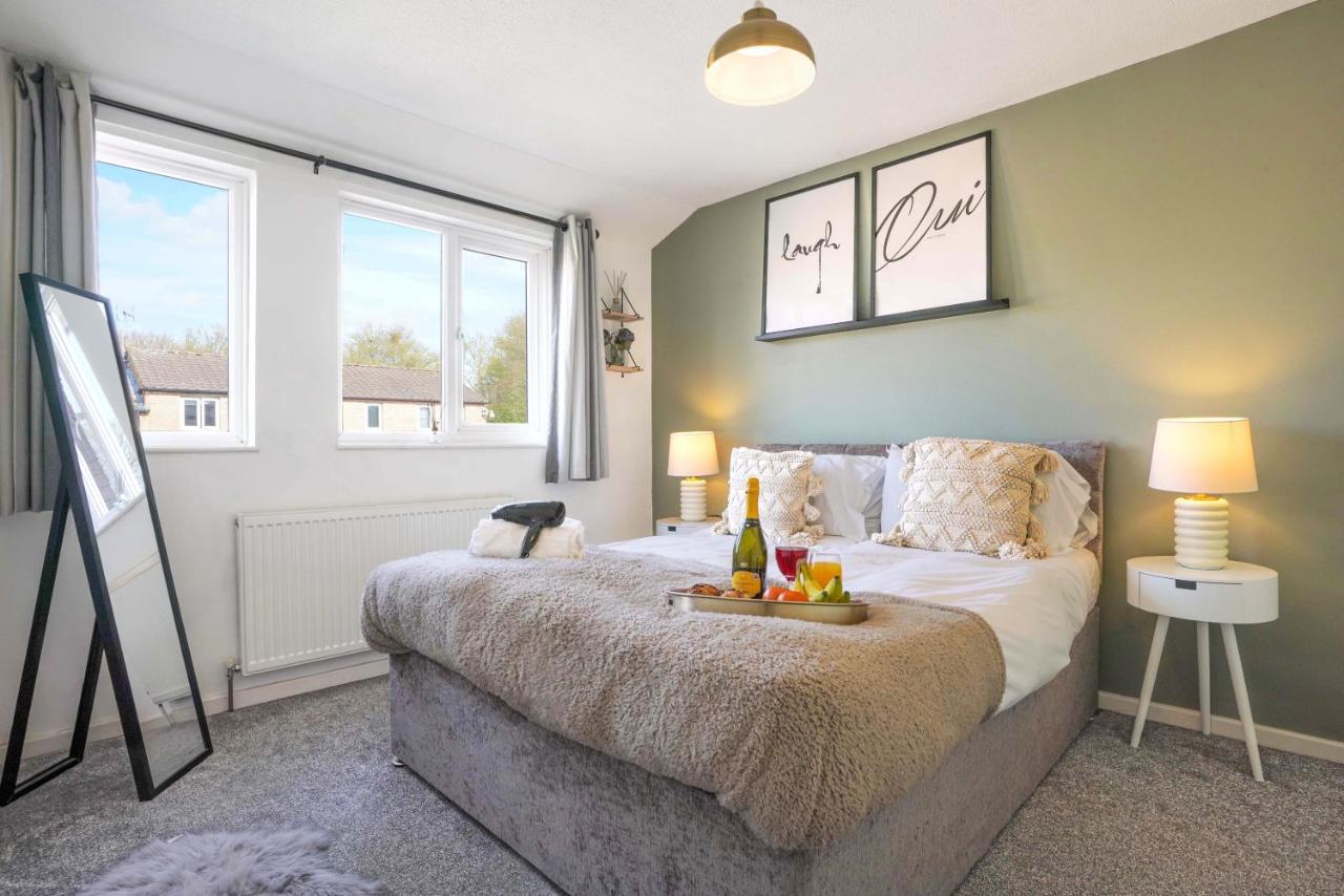 Mk House: Smart With Parking & Entertainment Milton Keynes
